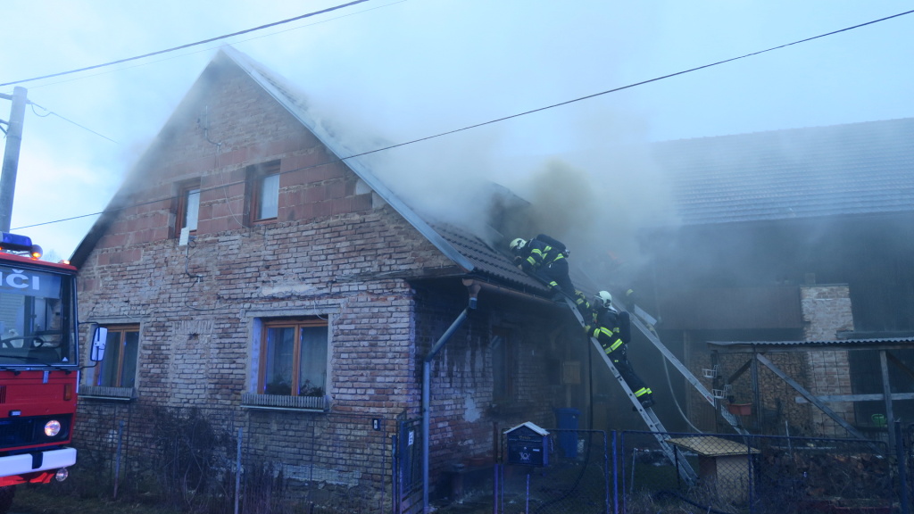 1_2_2018 požár RD Miletice (4).JPG