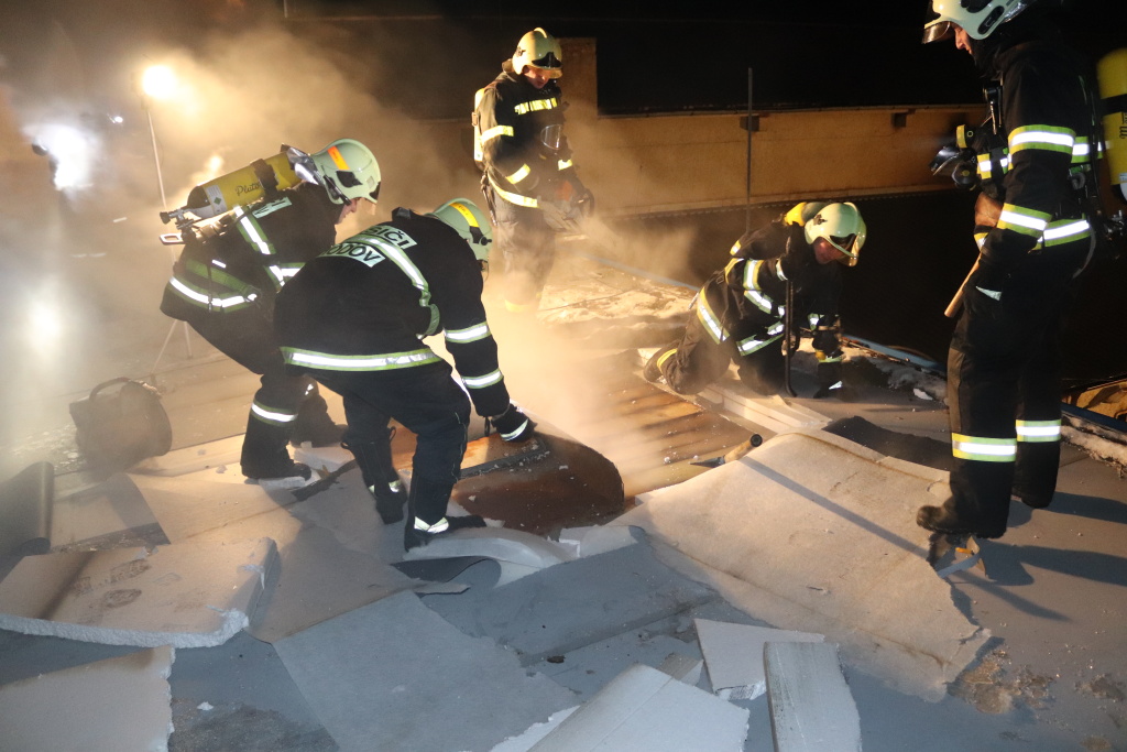 1_3_2018 požár haly Klenčí pod Čerchovem (5).JPG