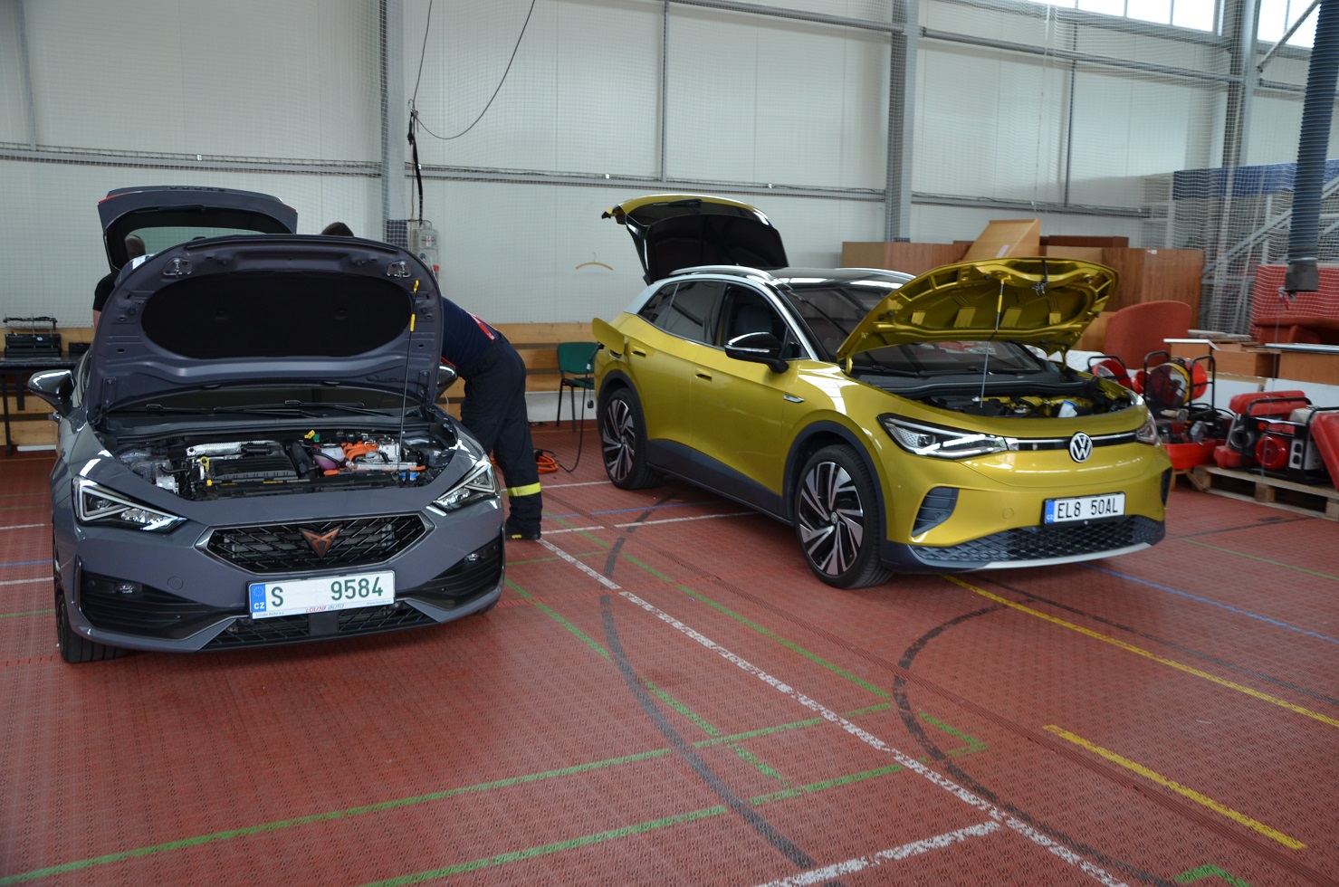 1_Rescue meeting 2021_pohled na stanoviště 1 s elektromobily.JPG