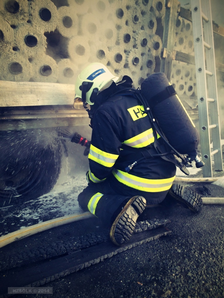 2 9-10-2014 Požár přívěsu nákladního vozidla Olomouc Velkomoravská (10).JPG