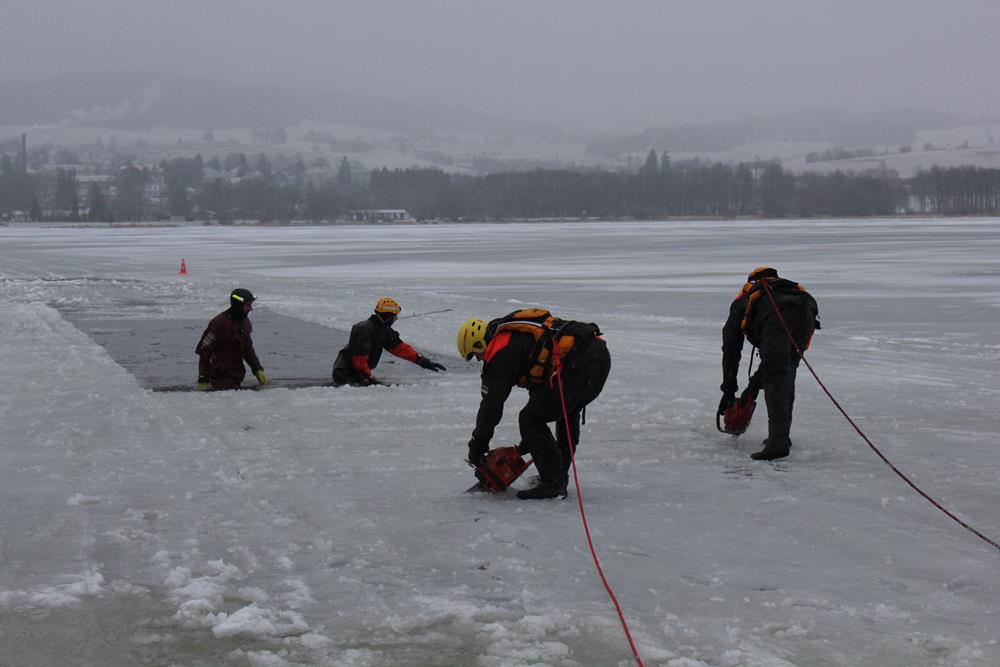 2 Auto pod ledem, Bližší Lhota - 24. 2. 2015 (2).JPG