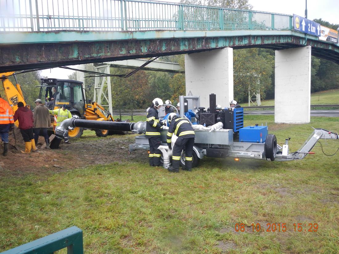 2 Čerpání velkokapacitním čerpadlem, Sezimovo Ústí - 8. 10. 2015 (8).jpg