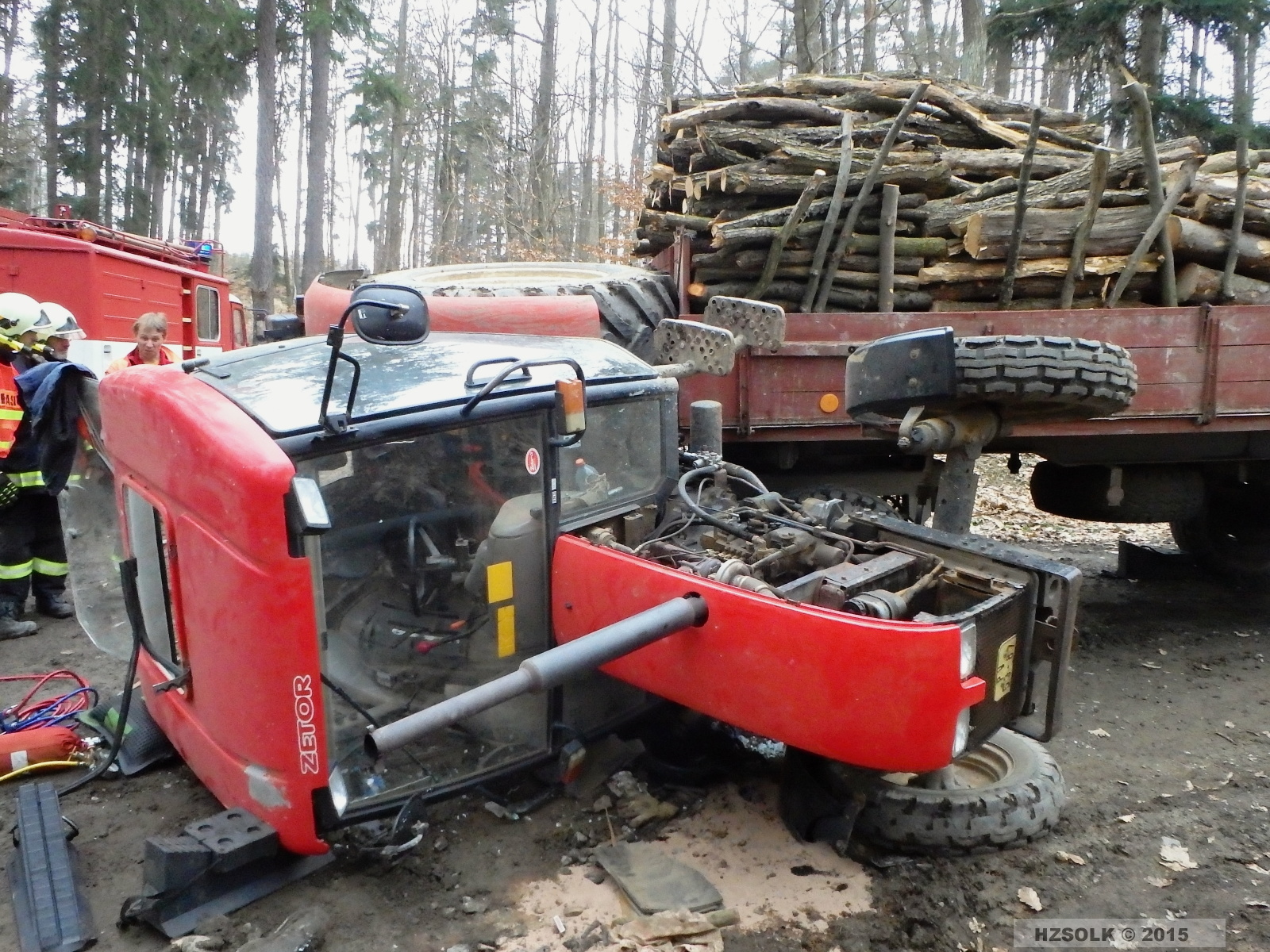 2 DN_28-3-2015_vyprosteni_osoby_zavalene_traktorem (2).JPG