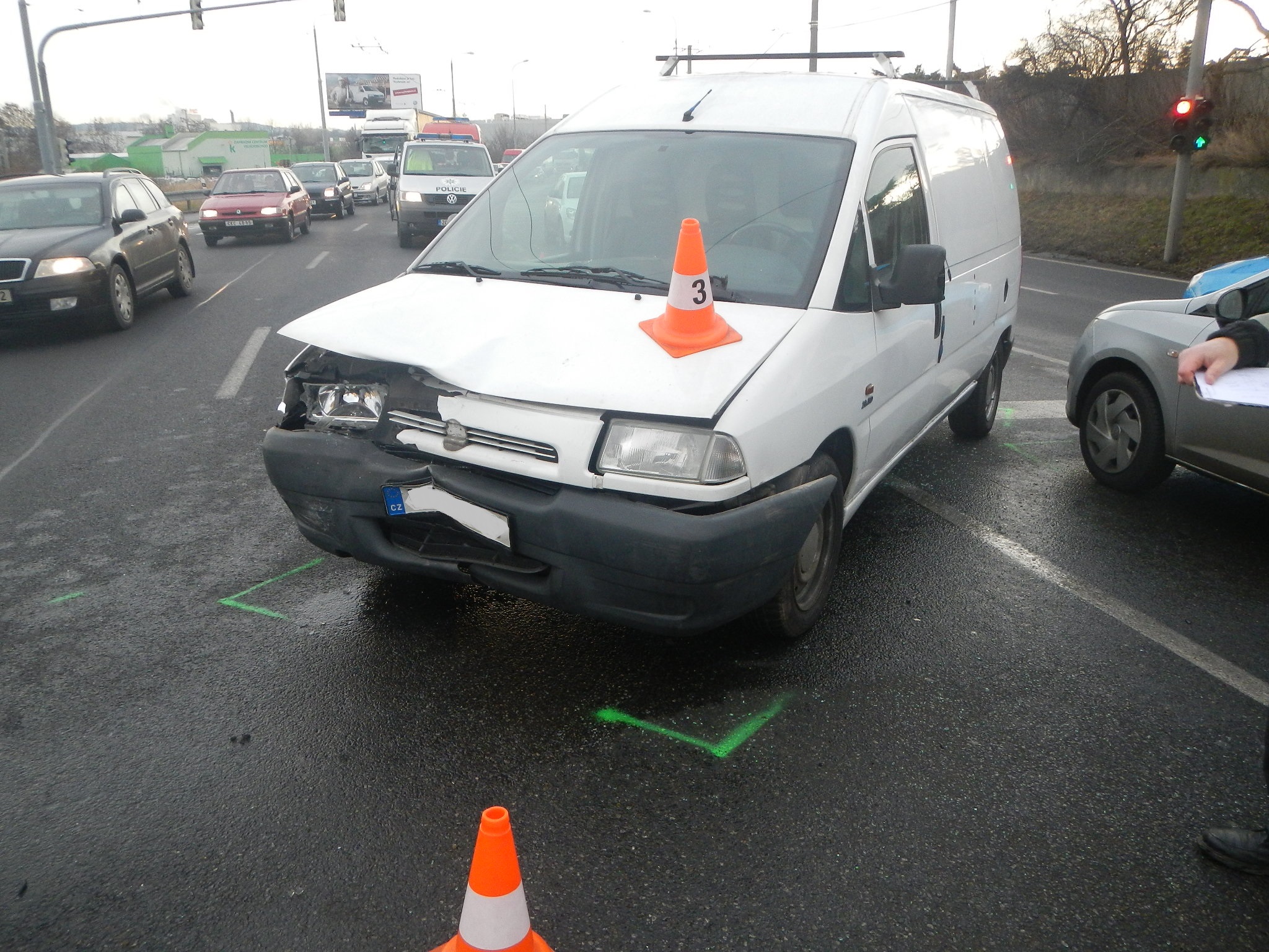 2 Dopravní nehoda 3 OA, České Budějovice - 9. 1. 2014 (1).jpg