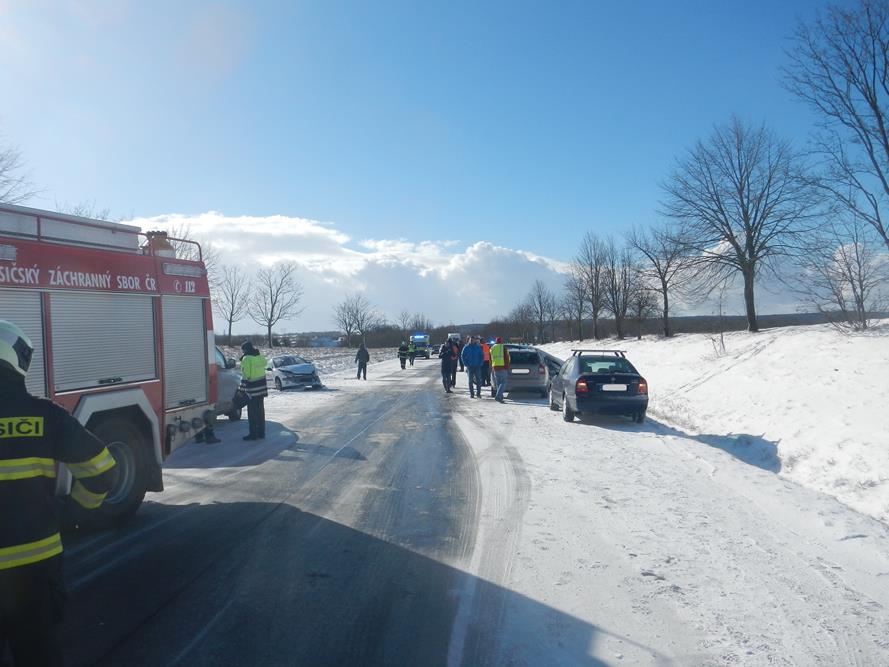 2 Dopravní nehoda 7 OA a bus, Neplachov - 8. 2. 2015 (2).JPG