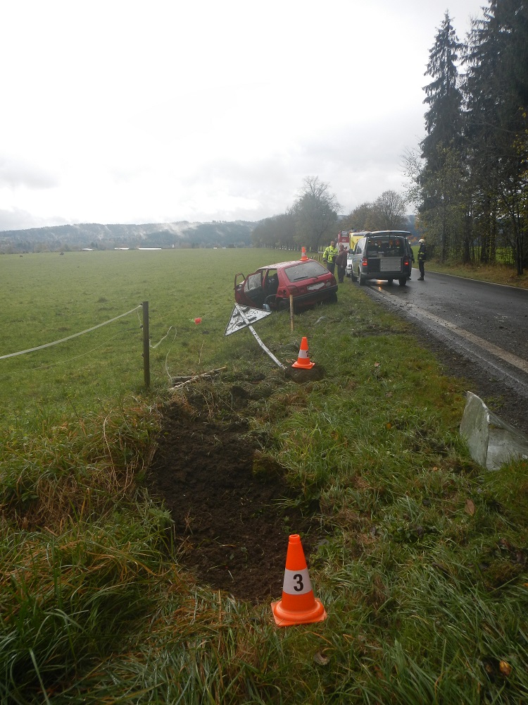 2 Dopravní nehoda OA, Frymburk - 17. 10. 2014 (4).jpg