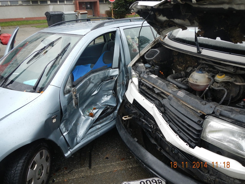 2 Dopravní nehoda OA a dodávky, Planá nad Lužnicí - 18. 11. 2014 (2).jpg