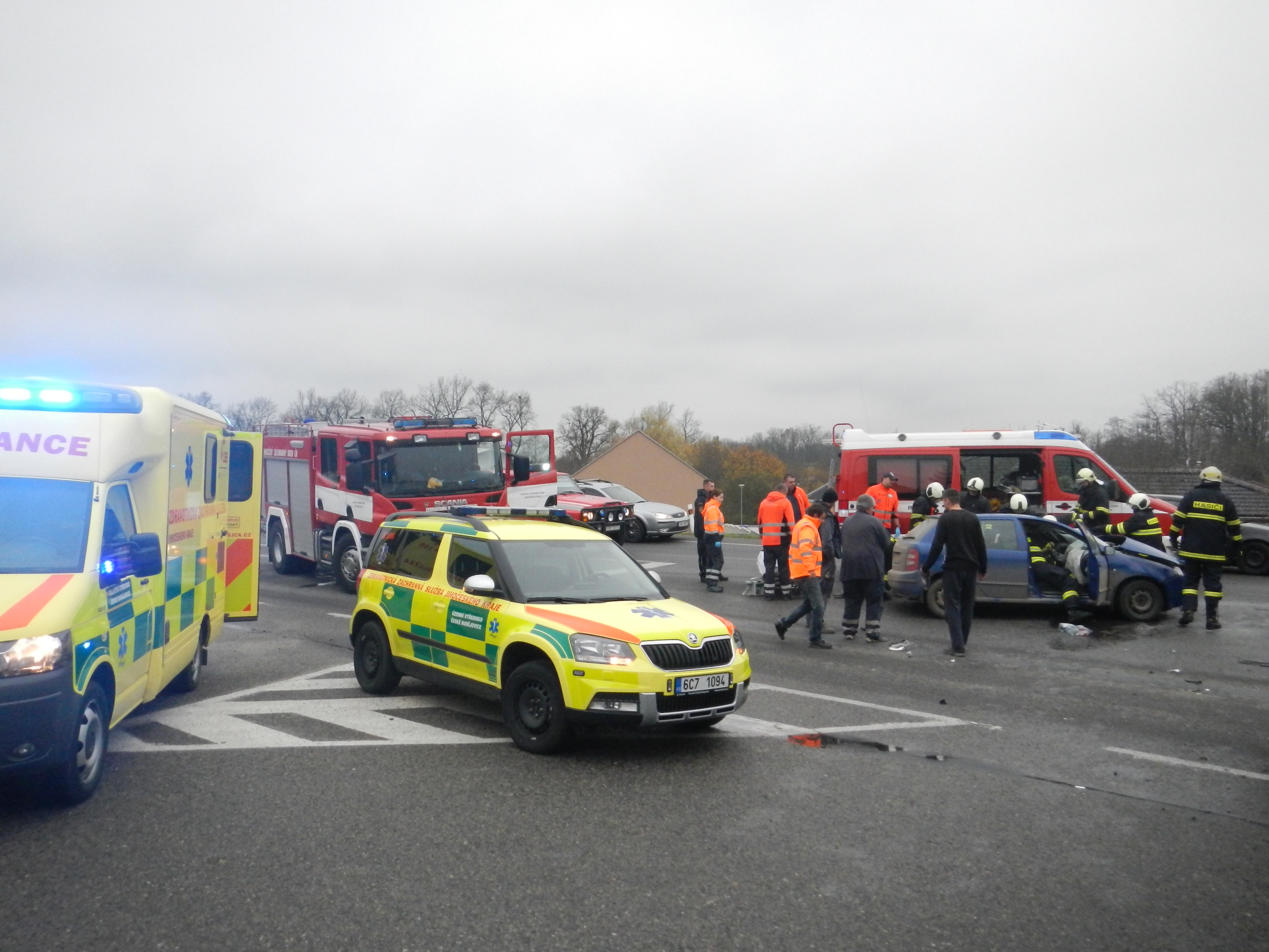 2 Dopravní nehoda OA a kamiónu, Hluboká nad Vltavou - 25. 11. 2014 (3).JPG