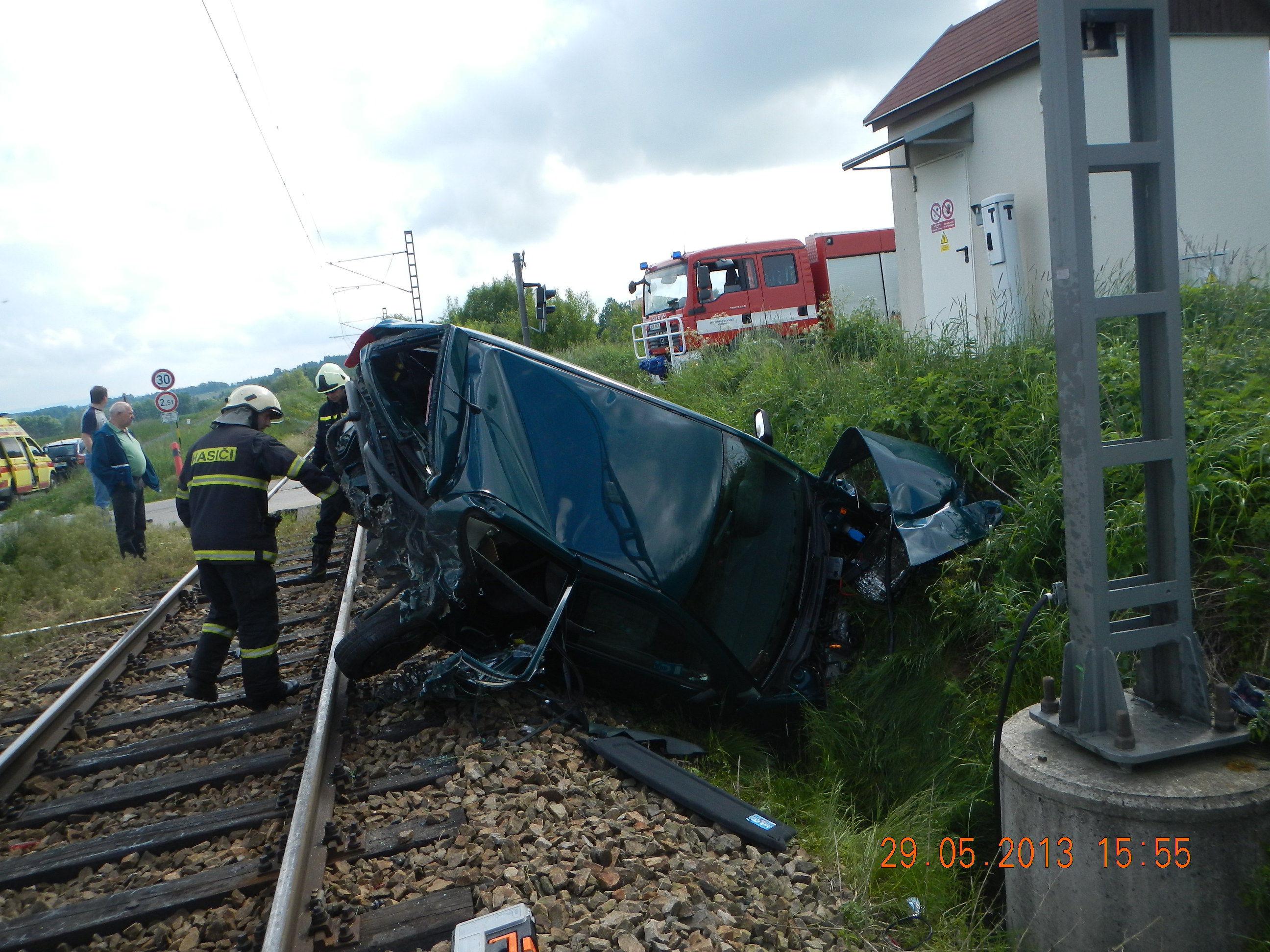 2 Dopravní nehoda vlak a OA, Borovany - 30. 5. 2013 (2).jpg