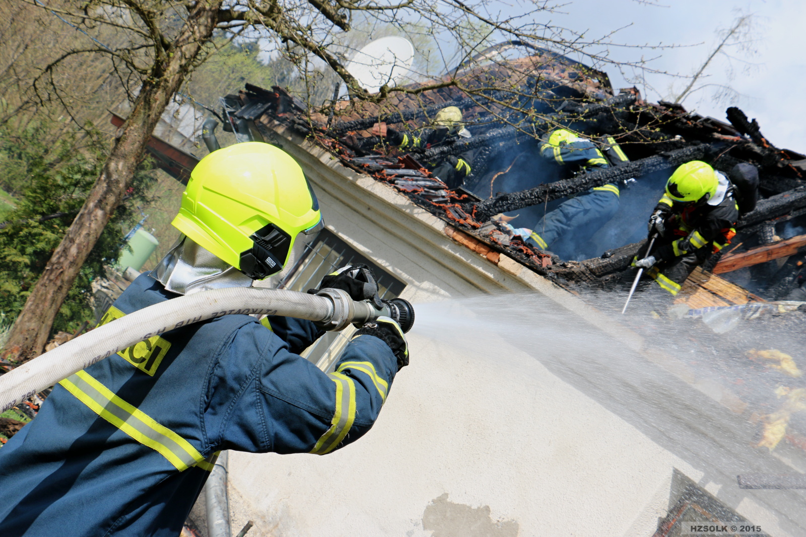 2 P_NB_26-4-2015_požár_rodinného_domku_nove_valterice_II (10).JPG