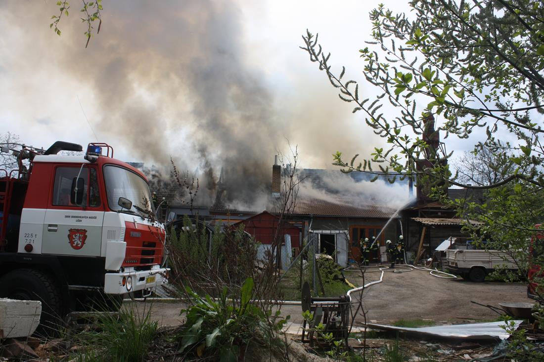 2 Požár dílny, Lišov - 28. 4. 2016 (2).JPG