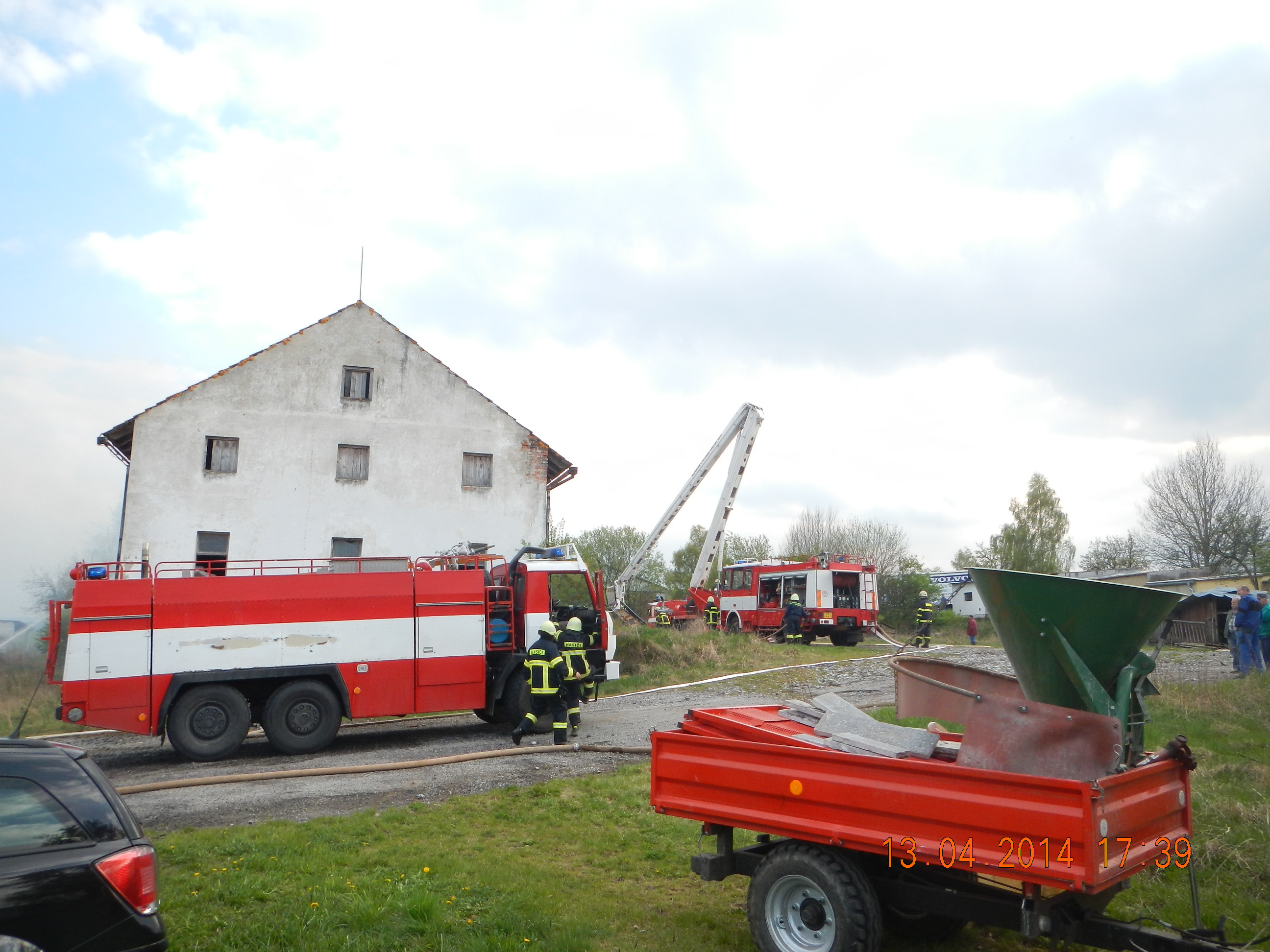 2 Požár kravína, Slavče - 13. 4. 2014 (3).JPG