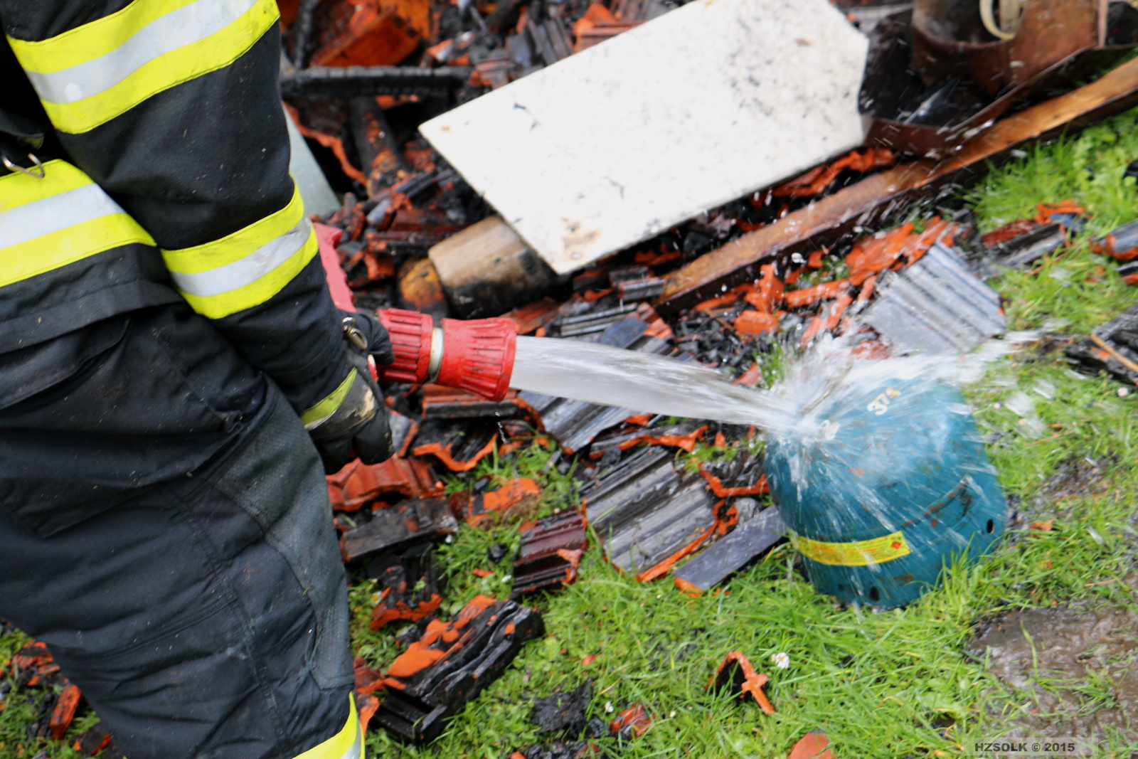 20 P_NB_26-4-2015_požár_rodinného_domku_nove_valterice_II (4).JPG