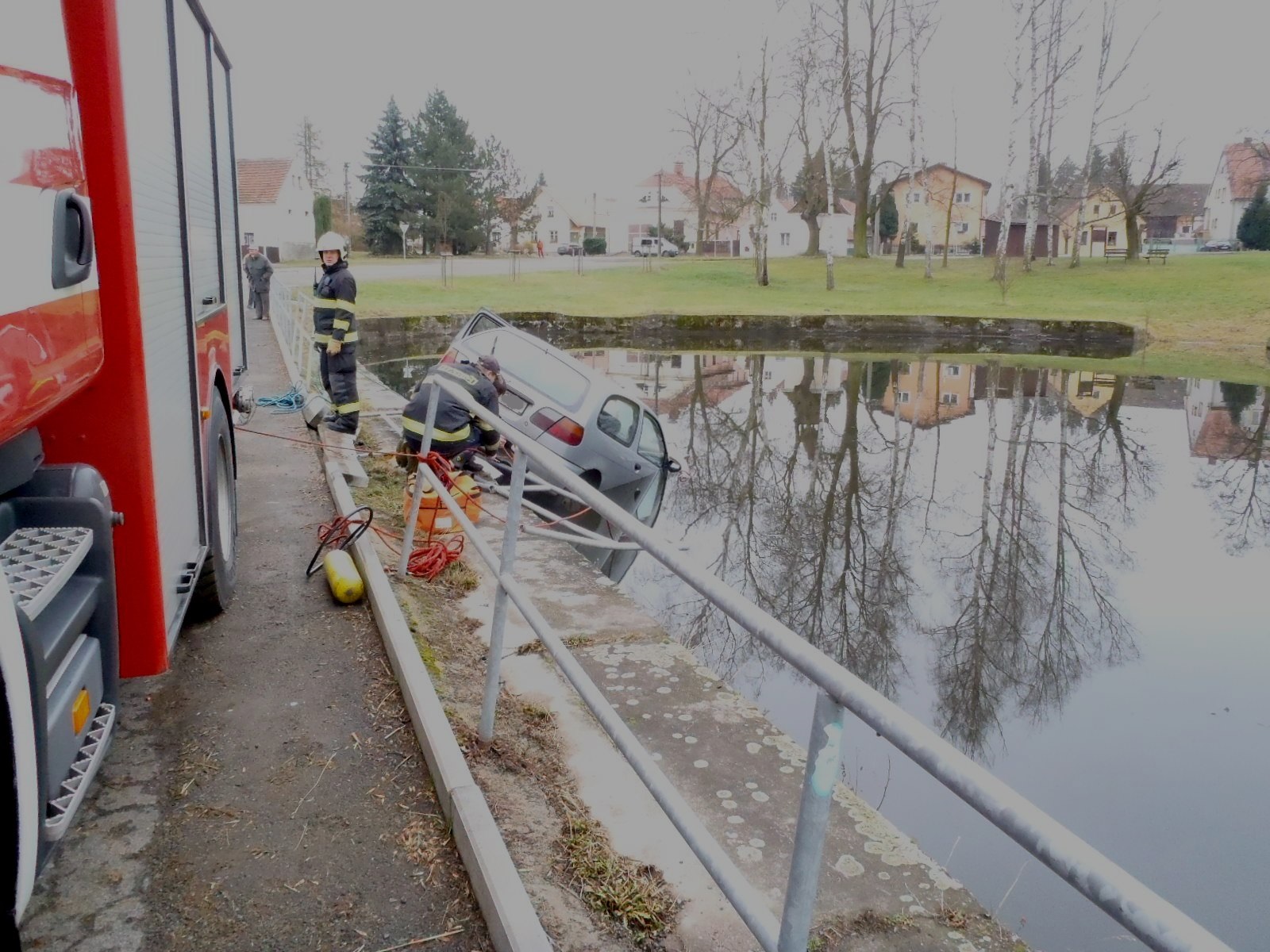 20.1.2015 DN Česká Bříza - OA v požární nádrži.JPG