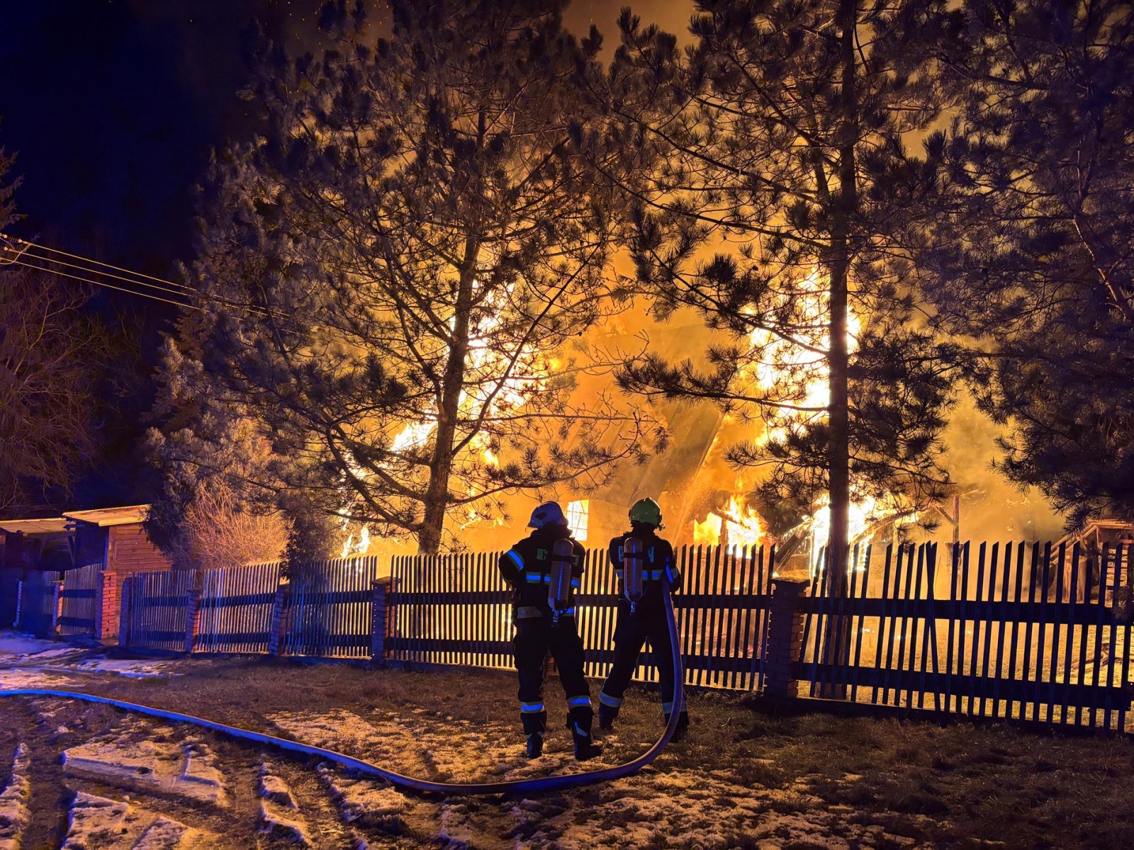 200126-Požár rekreační chaty v lokalitě Vrabčí Brod u Hvozdce na Benešovsku.jpg