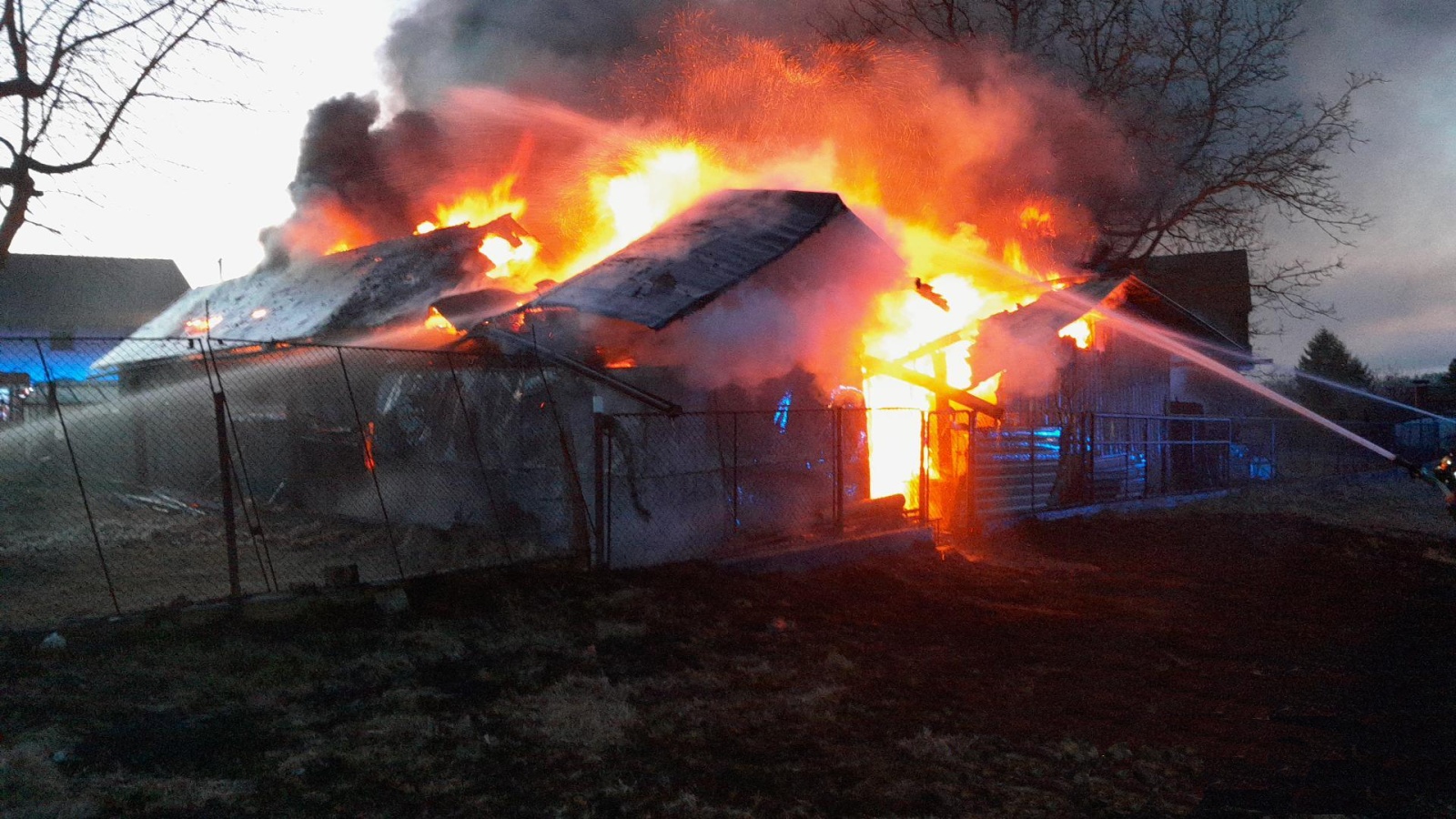 200325-Požár pergoly a dvou zahradních chatek v obci Sudějov na Kutnohorsku.jpg