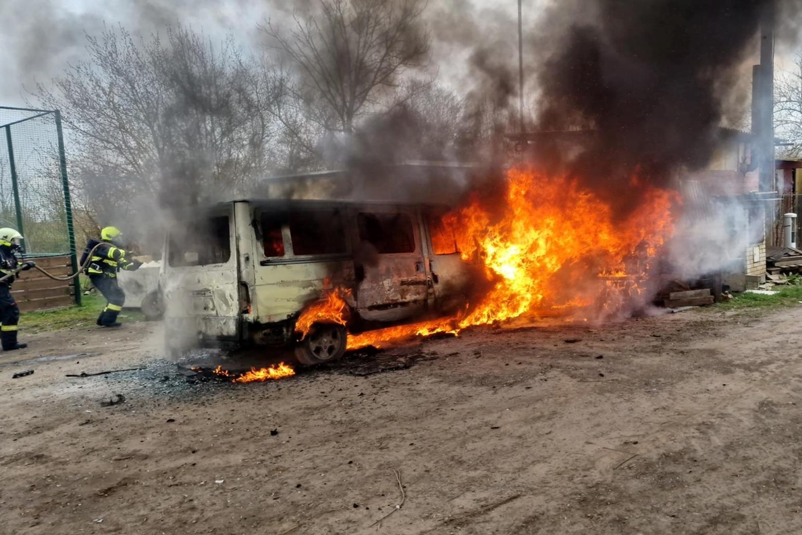 200326-Požár dodávkového automobilu v obci Býkev na Mělnicku.jpg