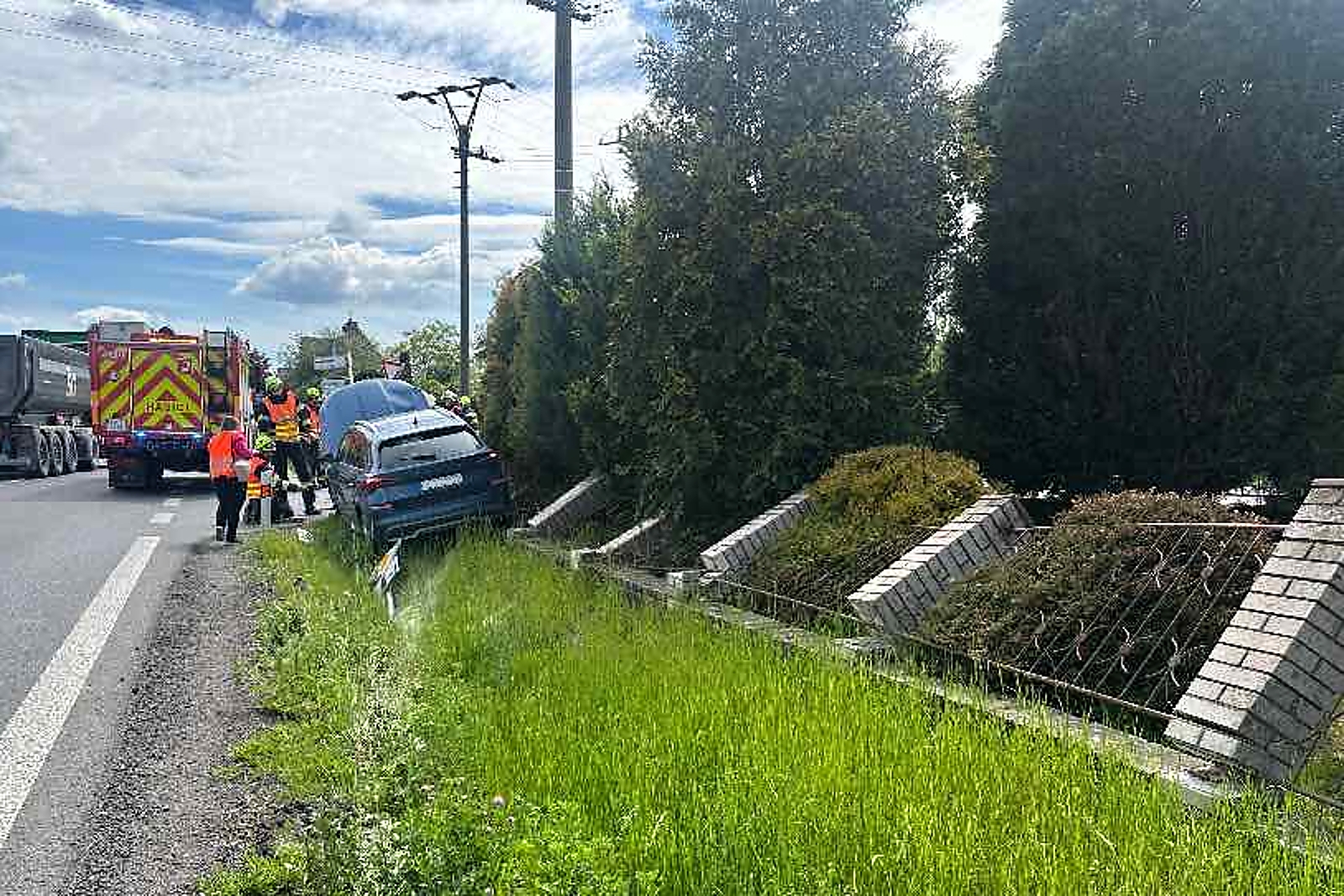 200526-Havárie osobního automobilu na kutnohorské silnici č. 2 v obci Vyžlovka na Říčansku.jpg