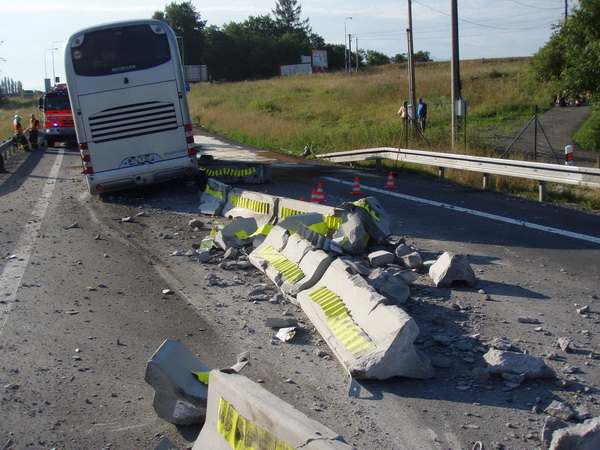 2014_07_15 Autobus najel na svodidla FM 03m.jpg