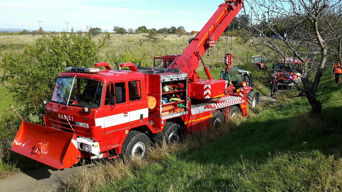 2020-10-06-DN Traktor Valtice/Dopravní nehoda traktoru Valtice__vyprošťovací automobil.jpg