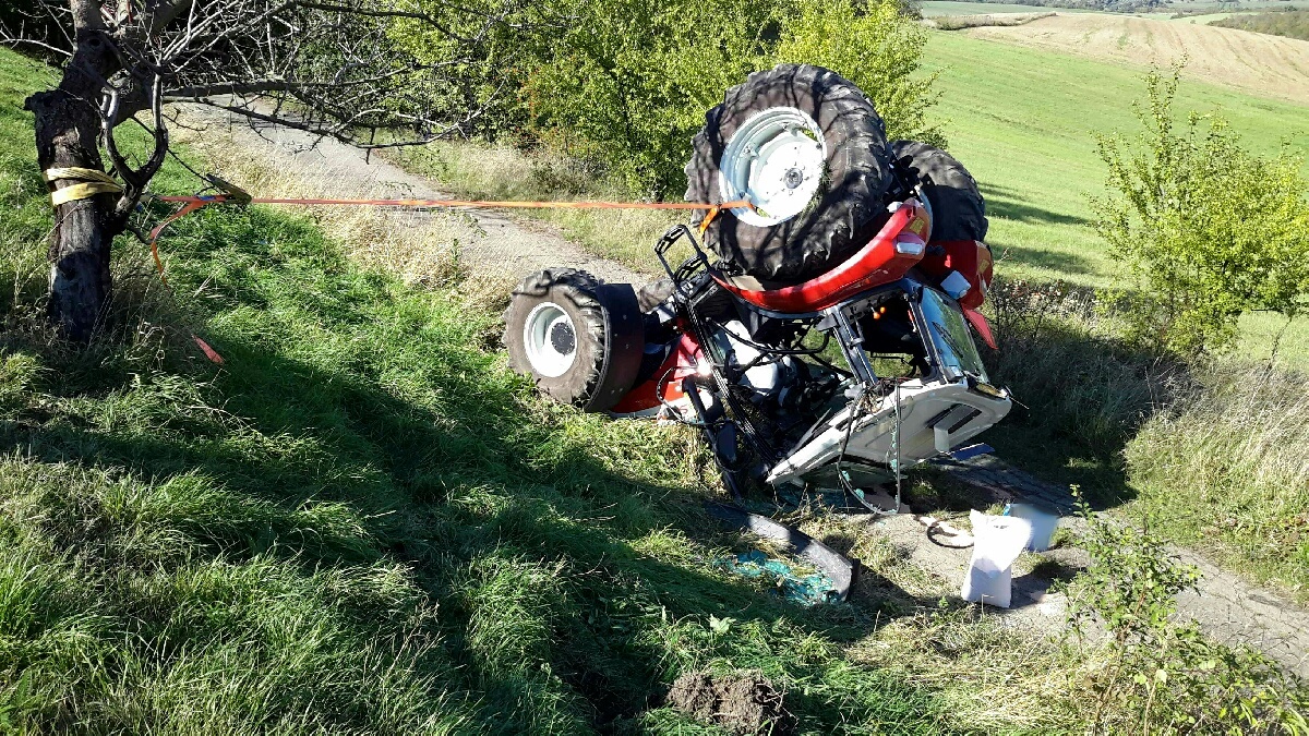 2020-10-06-DN Traktor Valtice/Dopravní nehoda traktoru Valtice_převrácený traktor.jpg