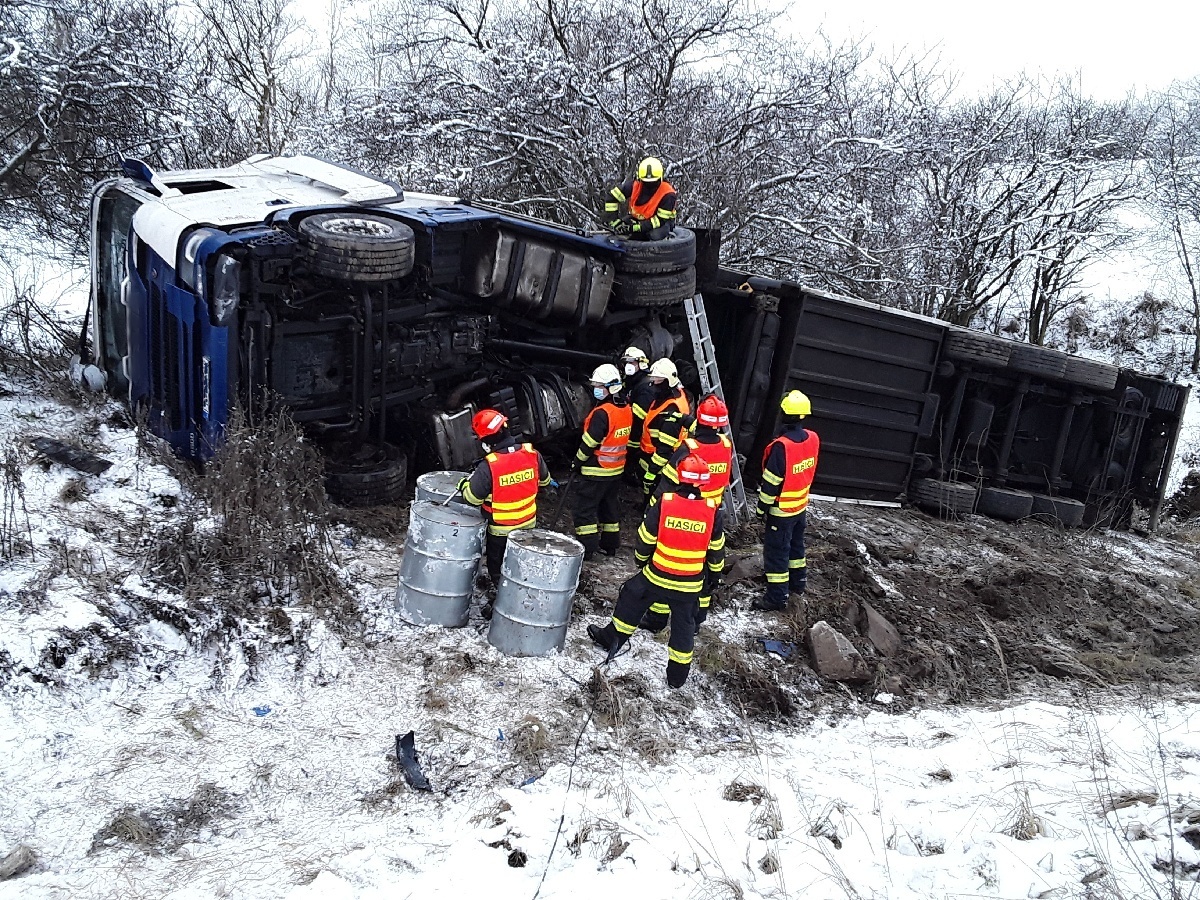 2021-01-06-DN D1 172.km/2021-01-09-převrácený kamion na D1 (1).jpg