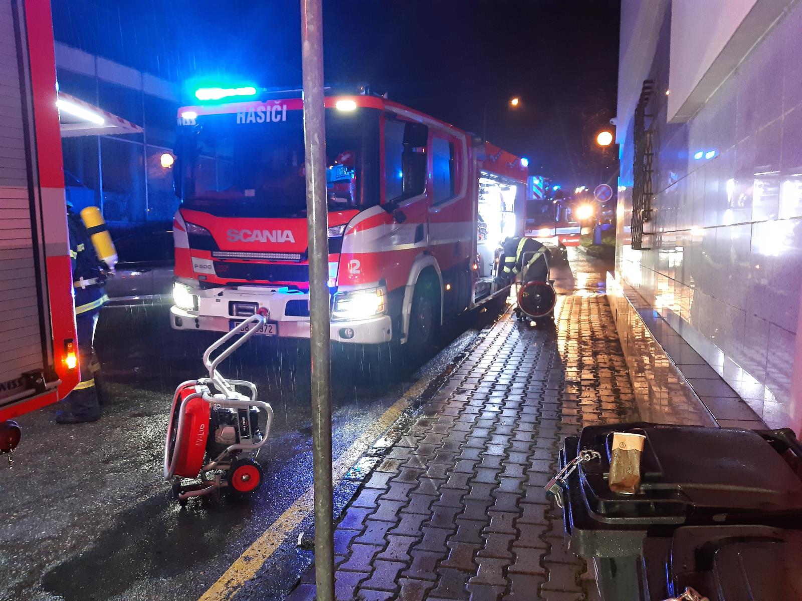 2021-02-02-Požar v autoservisu Brno Sladkovského/2021-02-02-Požár v autosevisu Brno (1).jpg