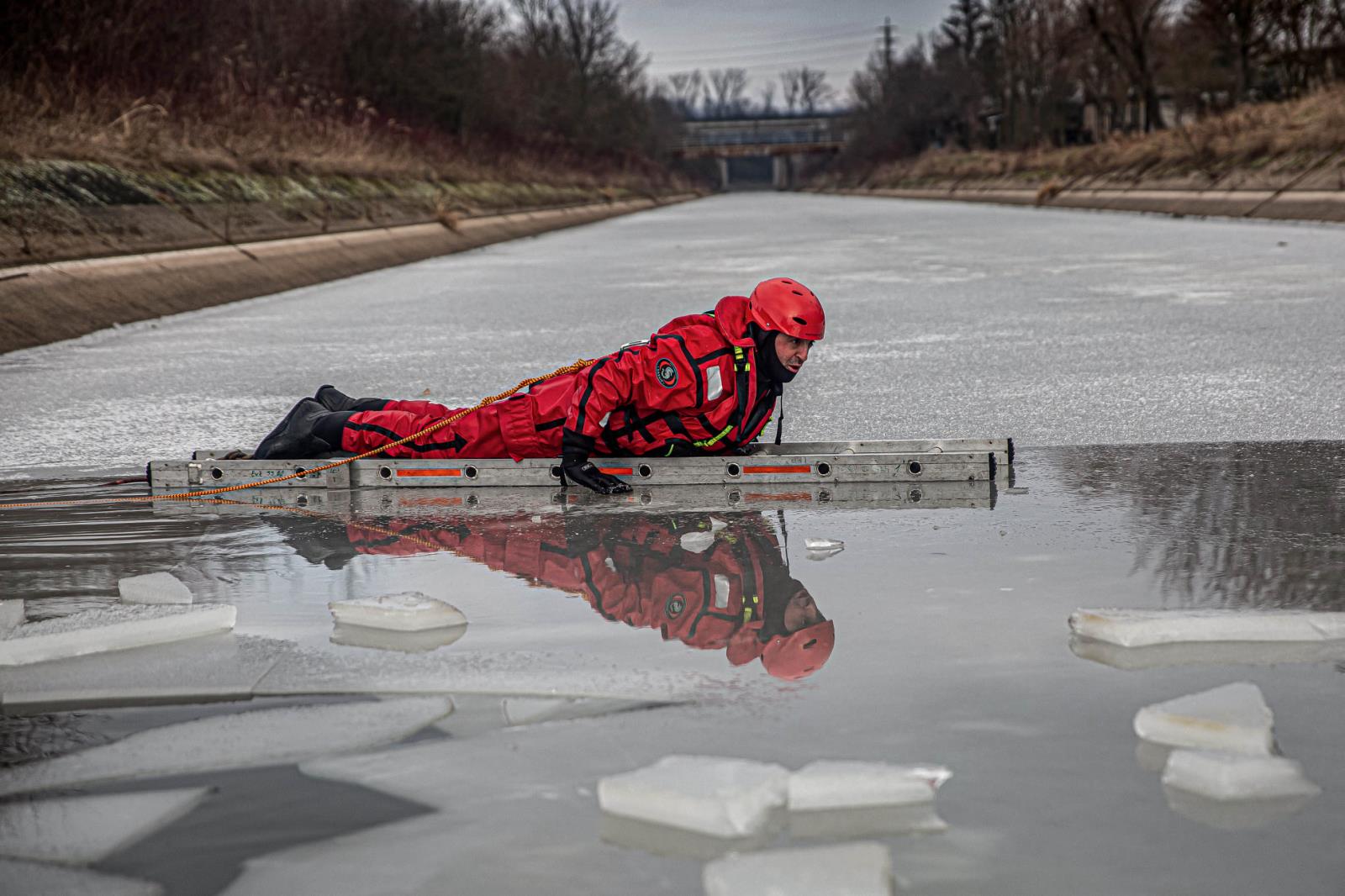 2021_Leden_KHK_Cvičení - záchrana osoby, pod kterou se propadl led.jpg