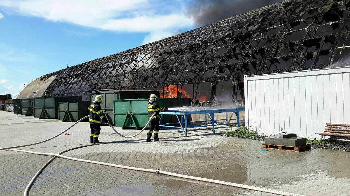 2022-06-06 Požár haly, Drnholec/2022-06-06 Požár haly, Drnholec 4.jpg
