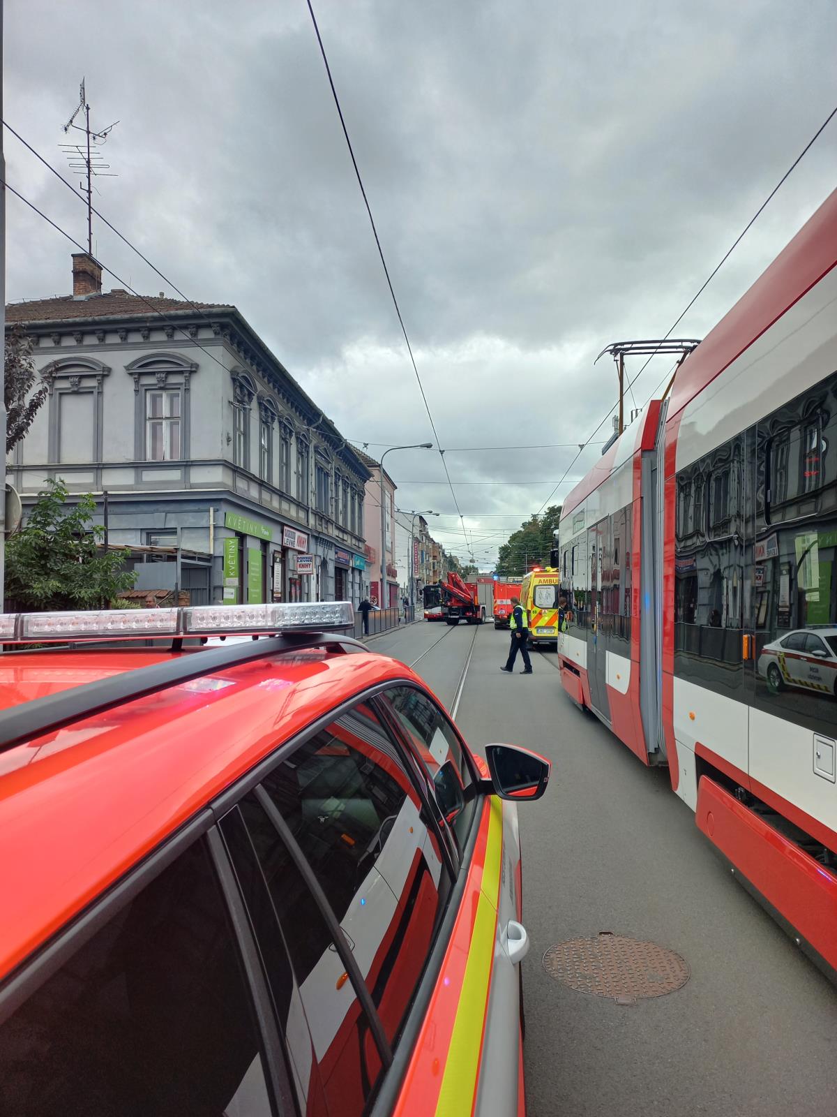 2023-08-30-DN tramvaj x chodec, Palackého třída/DN Brno (1).jpg