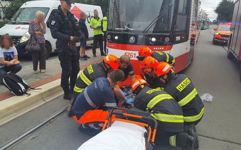 2023-08-30-DN tramvaj x chodec, Palackého třída/DN Brno (2).jpeg