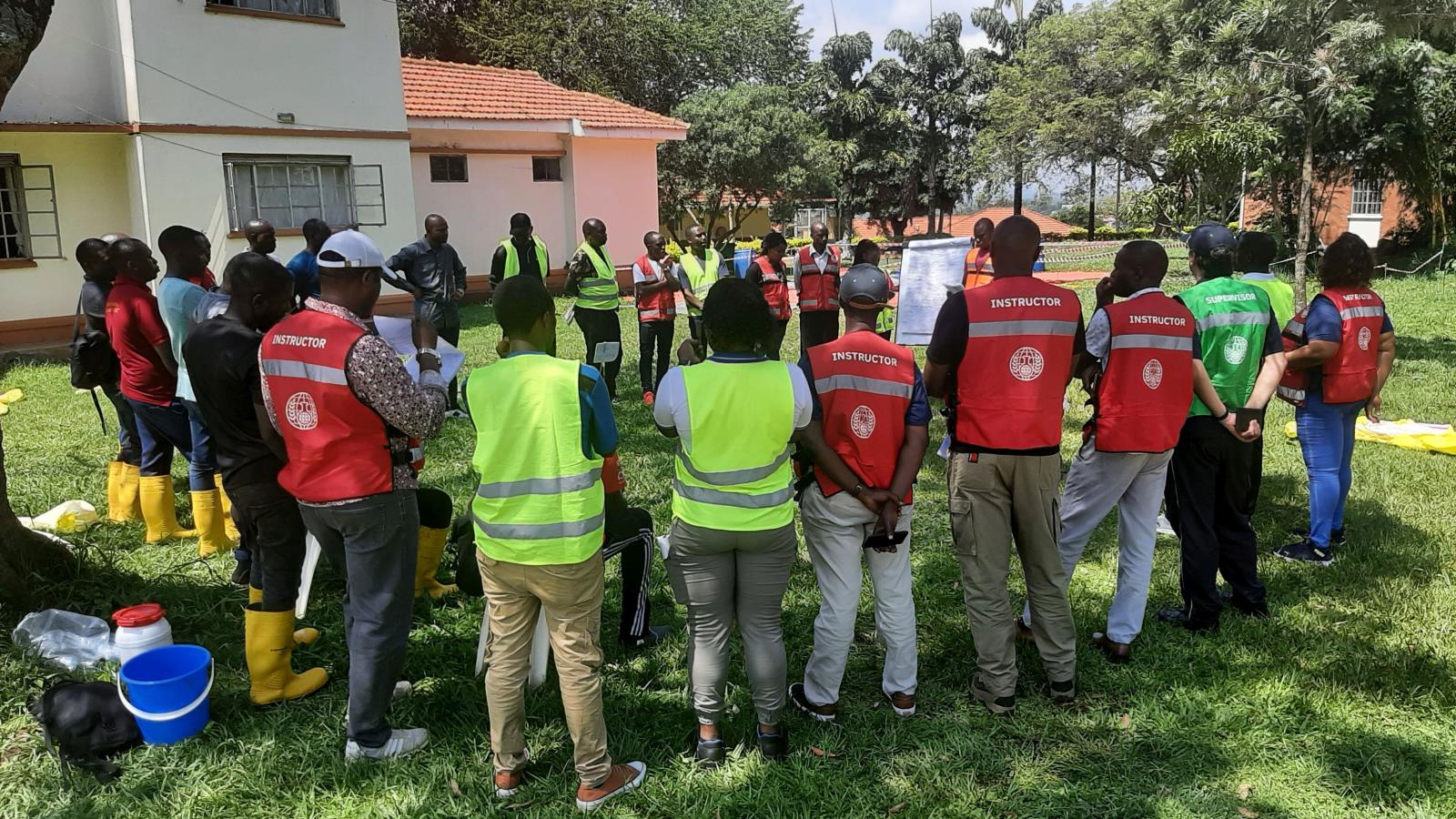 Společné hodnocení nácviku zásahu ve výcvikové akademii v Ugandě