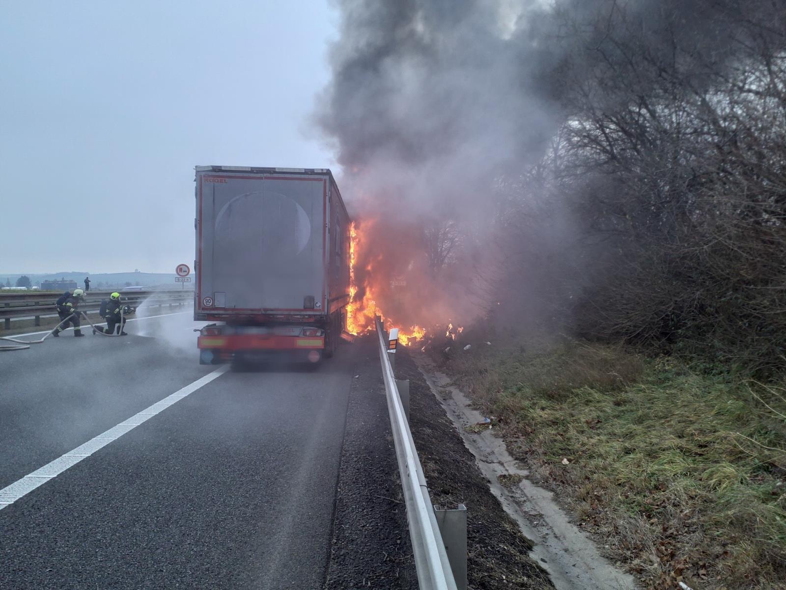 2024-12-13 Požár kamionu, D1 Tvarožná/Požár kamionu D1_Tvarožná (12).jpg