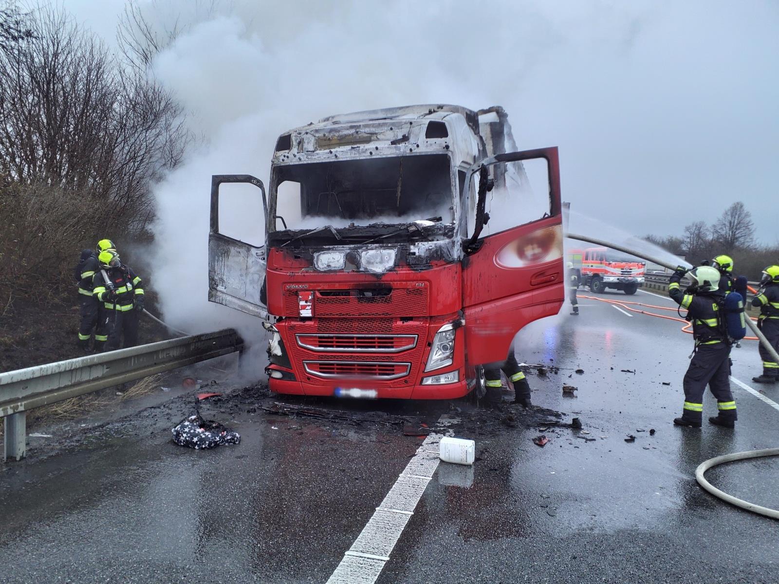 2024-12-13 Požár kamionu, D1 Tvarožná/Požár kamionu D1_Tvarožná (9).jpg