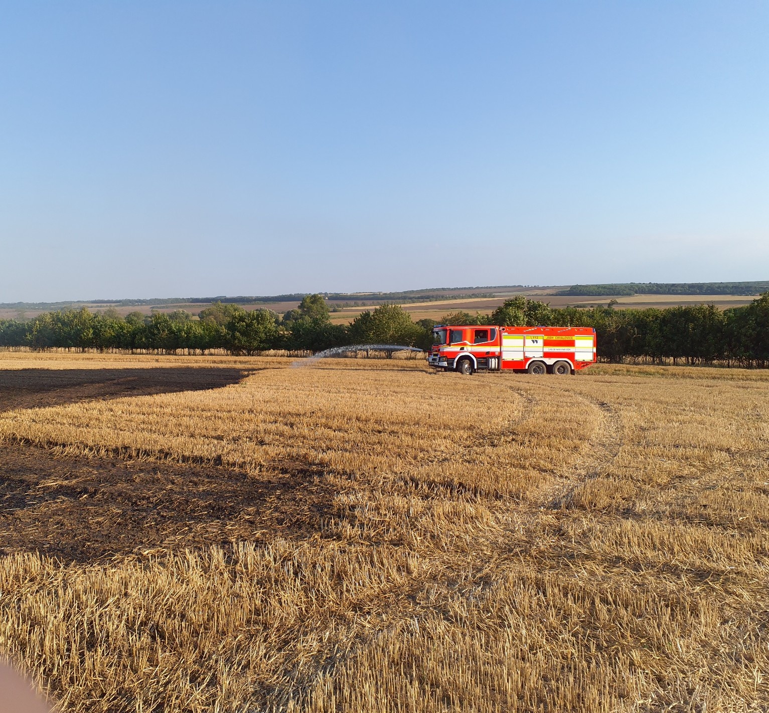2025-08-17 Požár traktoru, Strachotice/požár Strachotice (2).jpeg