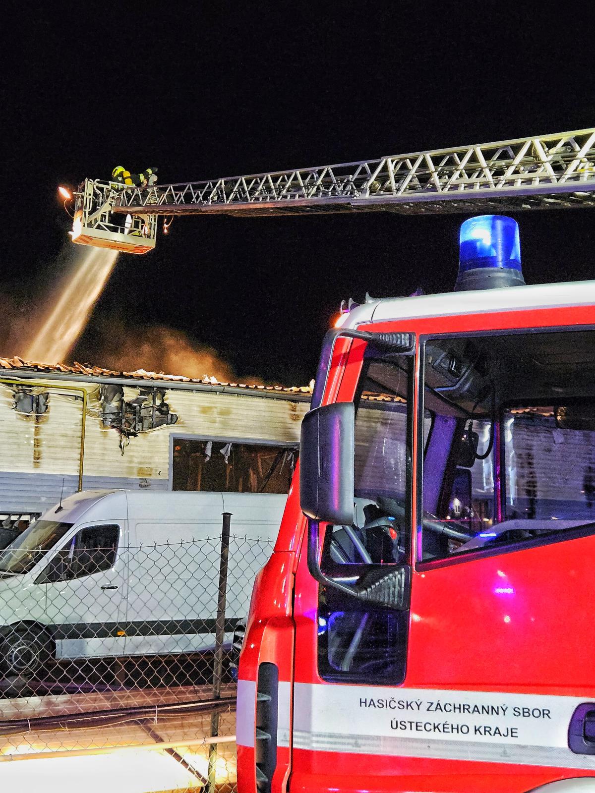2025_10_25-Pozar skladu s prodejnou-Bohusovice nad Ohri (8).jpg