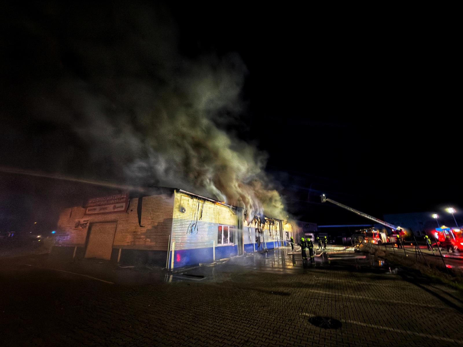 2025_10_25-Pozar skladu s prodejnou-Bohusovice nad Ohri (3).jpg