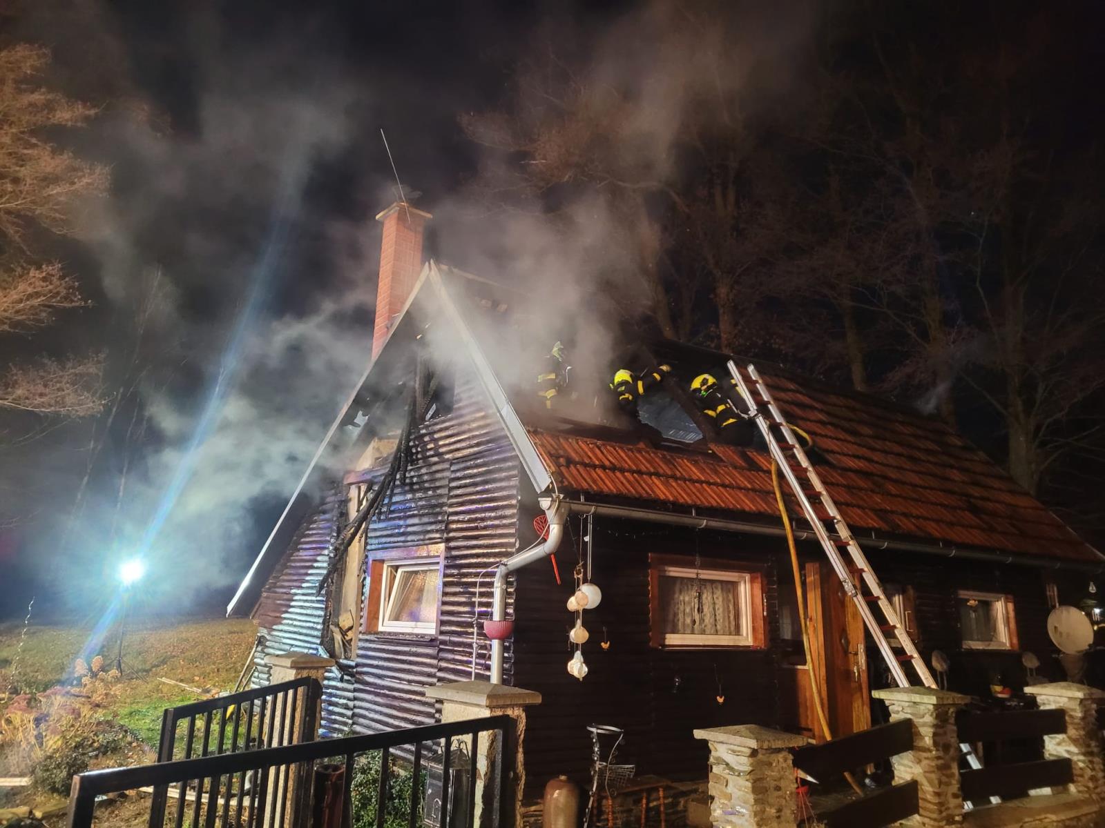 2025_11_22-Pozar_chaty_Detrichovice (3).jpeg