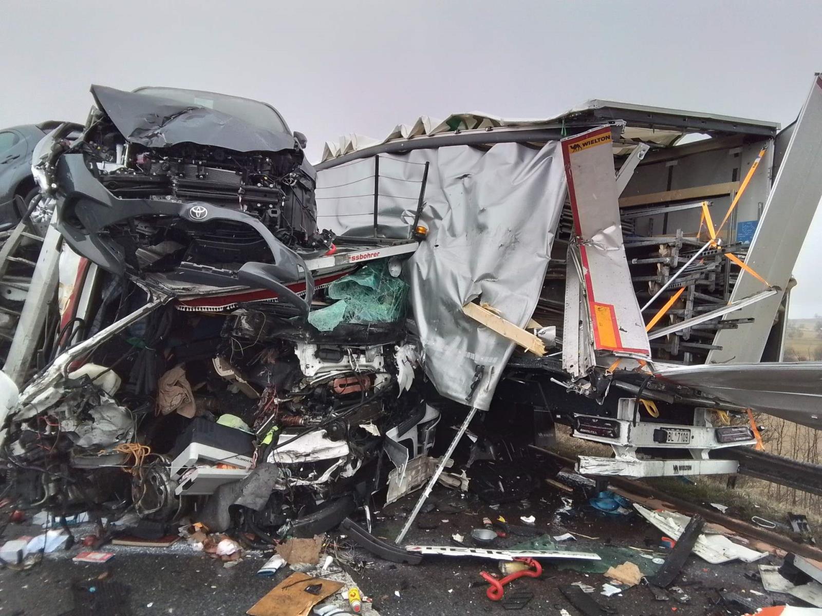 2026_03_30_DN_UL_nehoda D8 07.jpeg