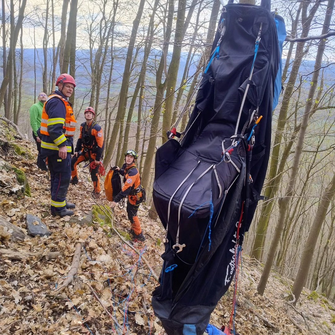 2026_04_16-uvizla_paraglidistka (4).jpg