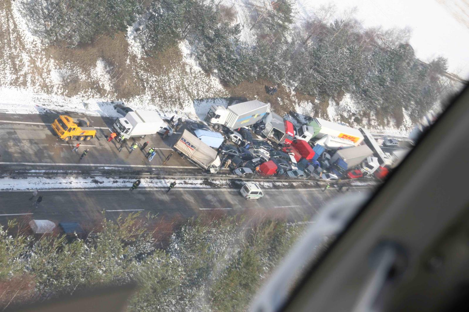 20_KVY_letecký snímek_pohled na množství nabouraných aut.jpg