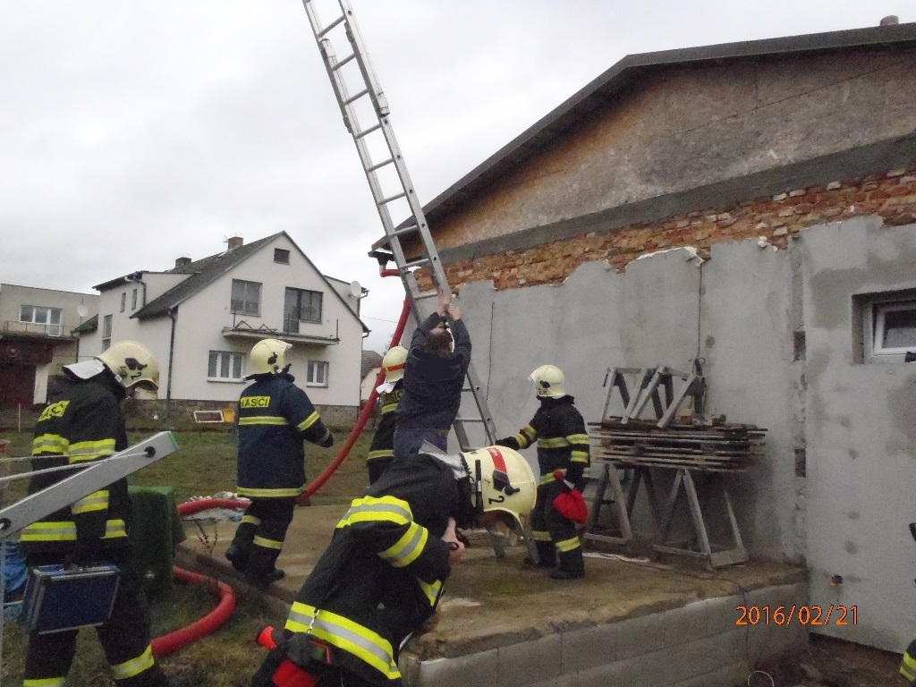 21.2.2016 požár sazí v komíně - Starý Plzenec, Sedlec.JPG