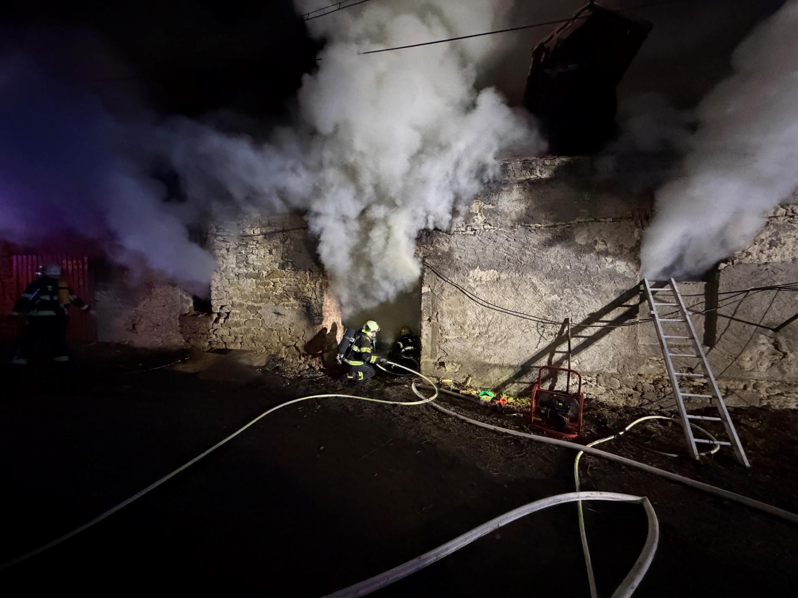 210226-Požár stodoly v areálu historického mlýna v Liběchově na Mělnicku.jpg