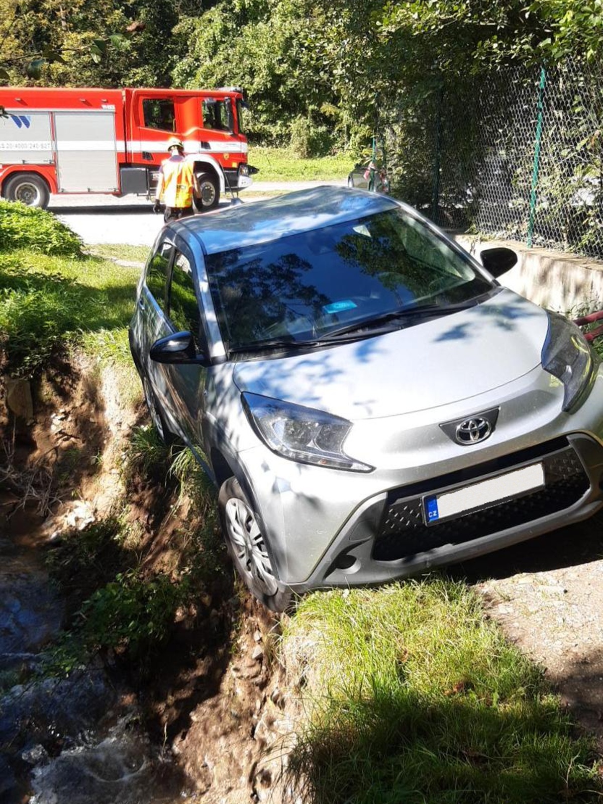 210924-Zajištění vozidla proti pádu do potoka v Tichém údolí v Roztokách nedaleko Prahy.jpg