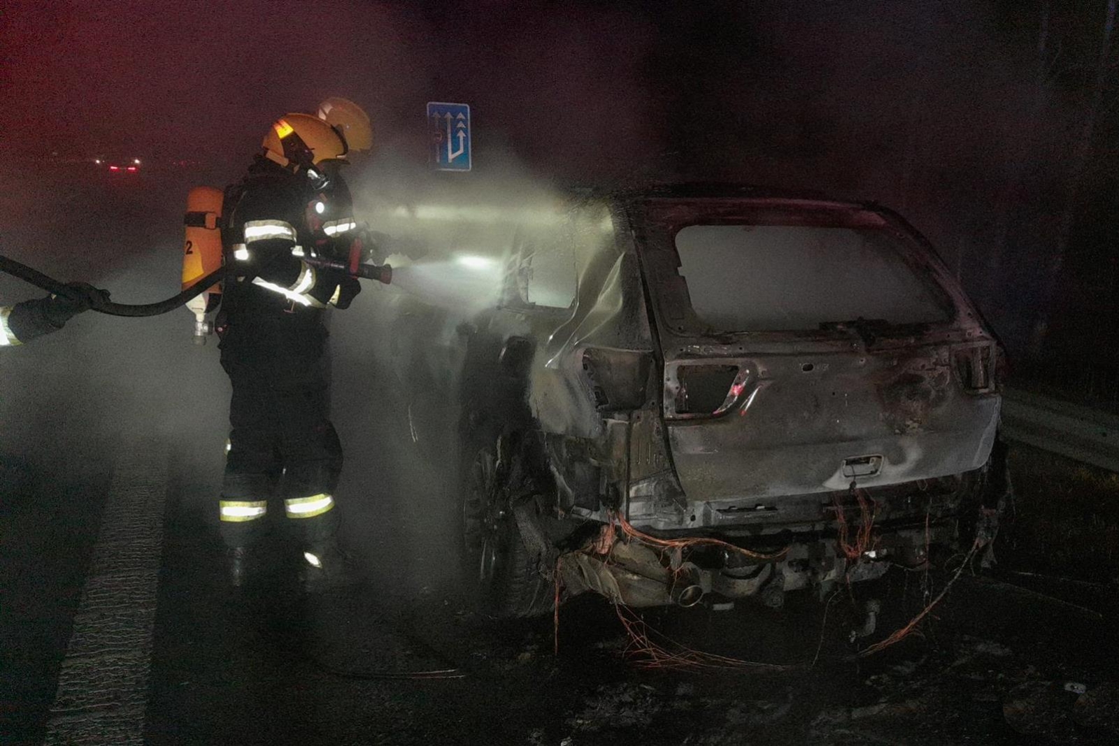 211225-Požár osobního vozidla na 38. kilometru brněnské dálnice D1 ve směru do Prahy.jpg