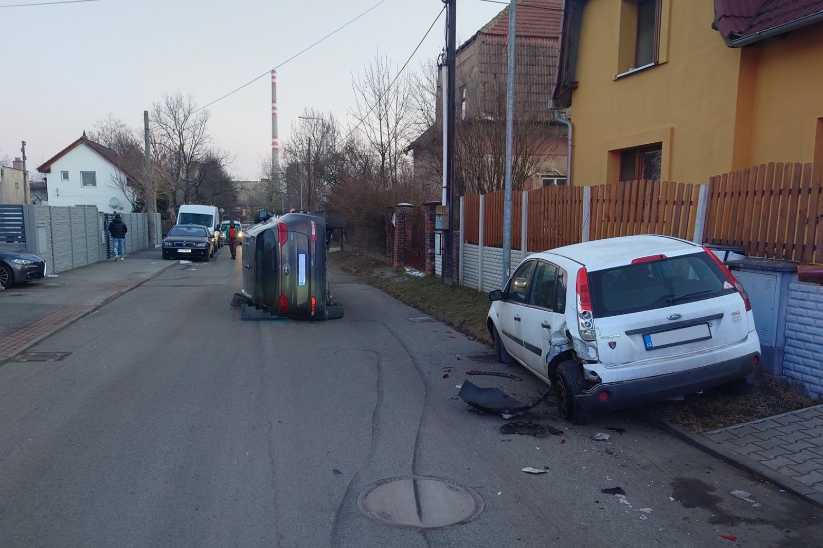 220225-Dopravní nehoda v ulici Práce v Neratovicích na Mělnicku.jpg