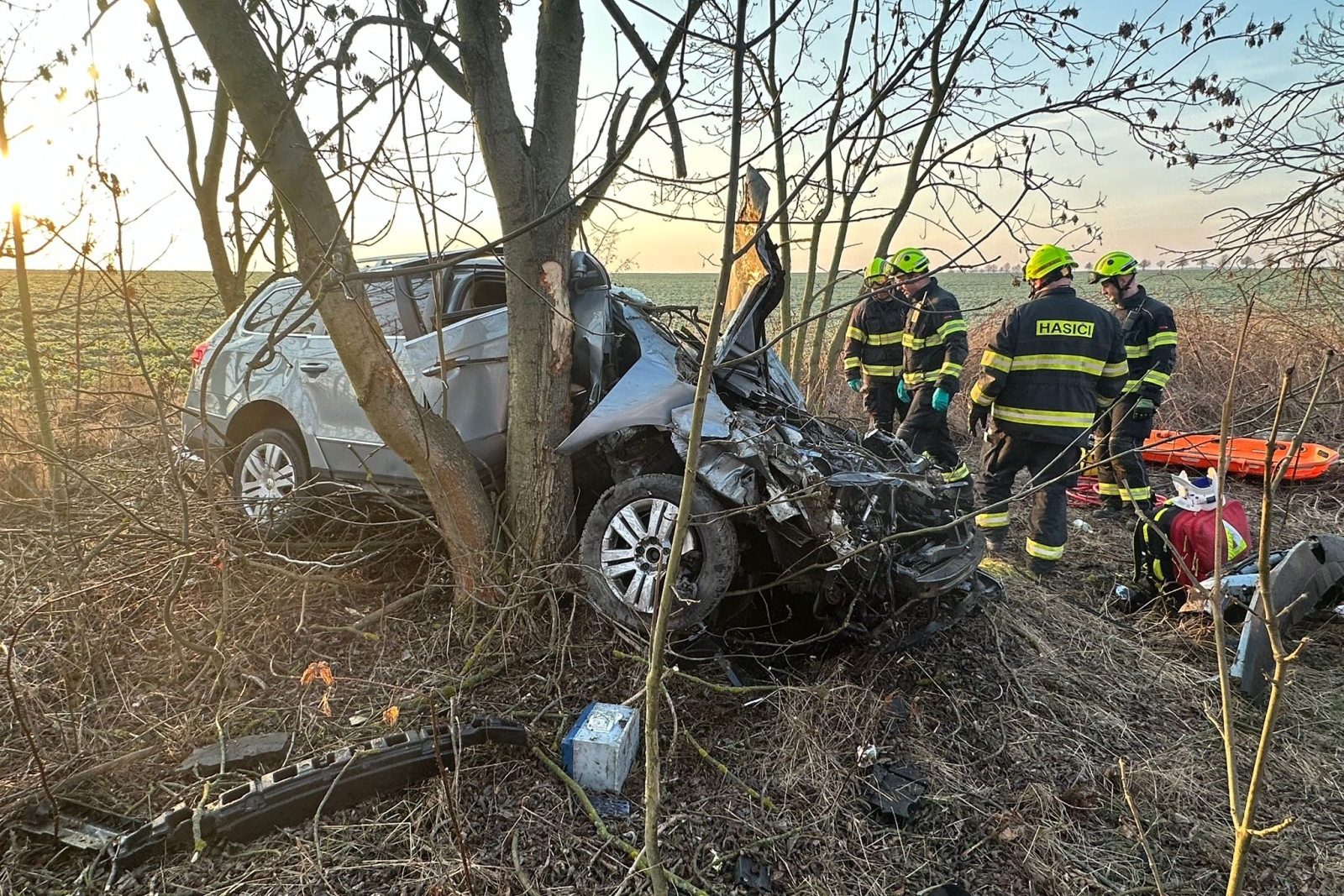 220326-Vážná nehoda osobního automobilu na silnici č. 108 u obce Syneč na Kolínsku.jpg