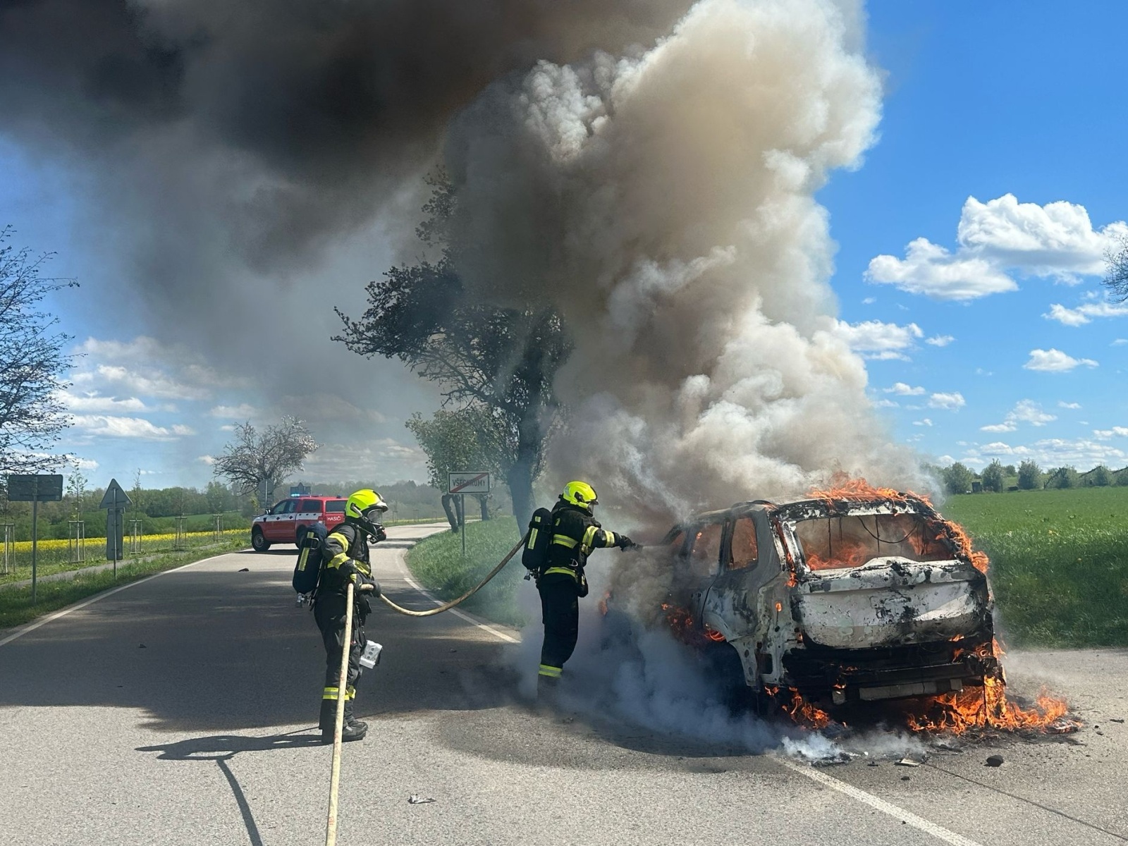 220425-Požár osobního vozidla na výjezdu z obce Všechromy do Stránčic na Říčansku.jpg