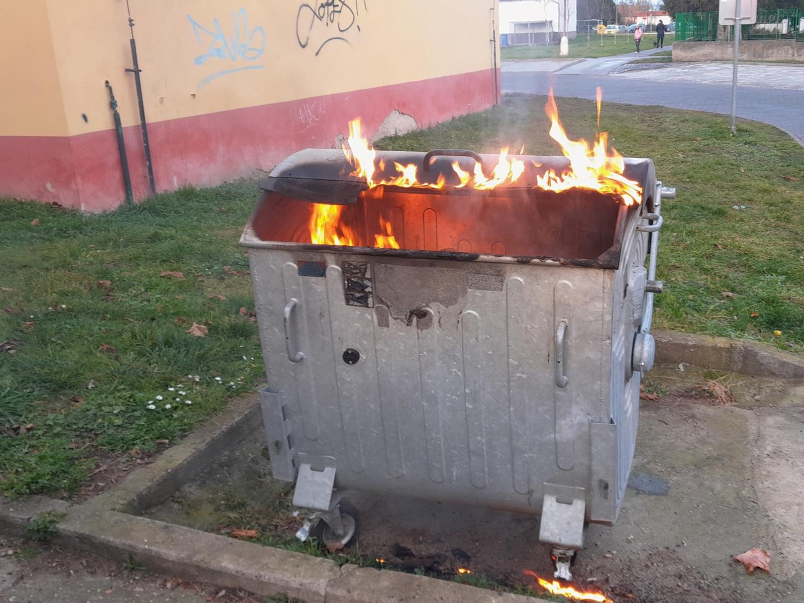 221224-Požár kovového kontejneru na směsný odpad v Kojetické ulici v Neratoviccích na Mělnicku.jpg