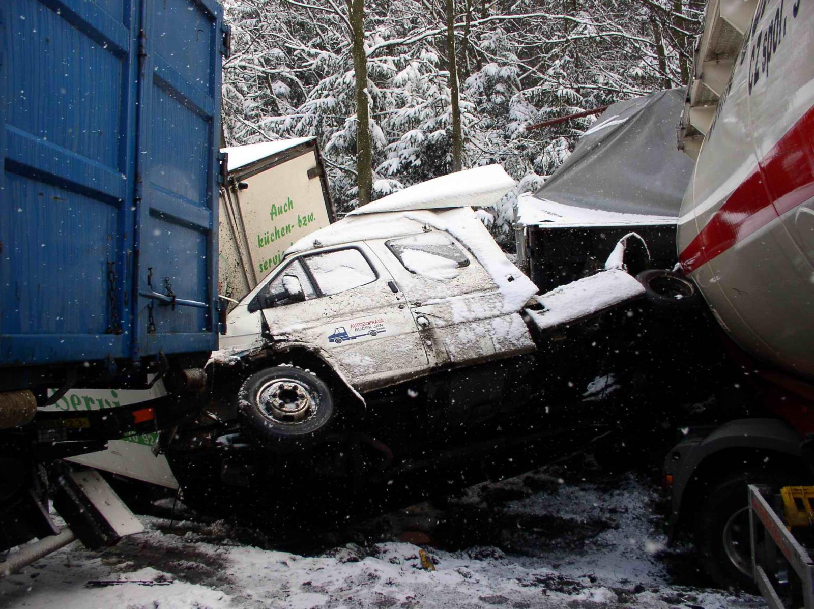 22_KVY_dopravní nehoda na D1_detail na nabouraná auta.jpg